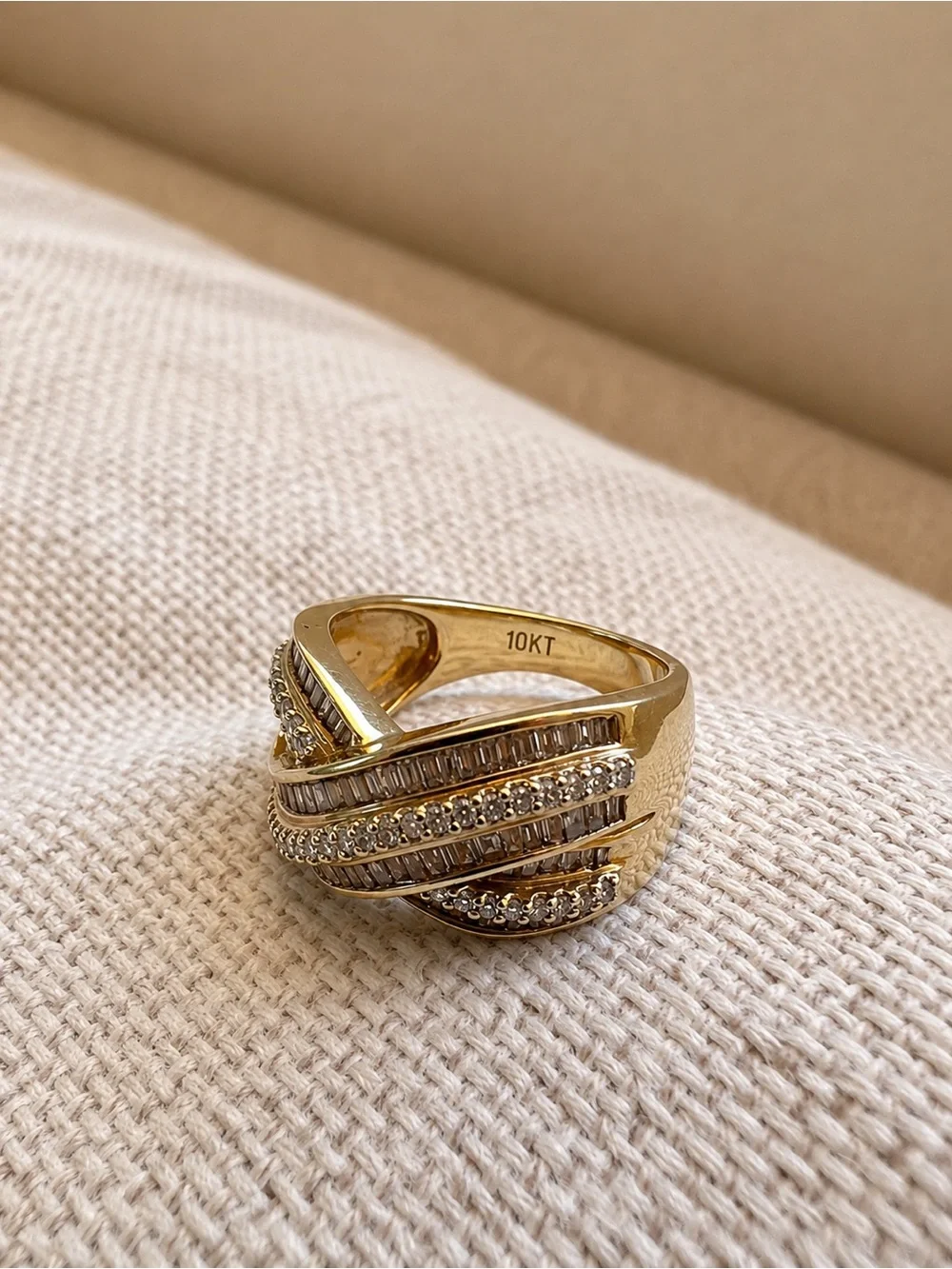 Stunning 10kt gold crossover diamond ring